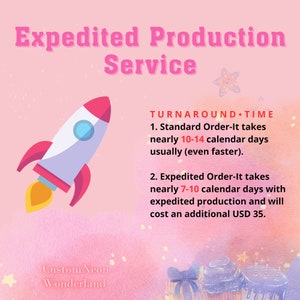Könnte beinhalten: Eine rosa und weiße Illustration eines Raumschiffs mit einer gelben Flamme. Der Text "Expedited Production Service" befindet sich oben im Bild. Der Text "TURNAROUND TIME" befindet sich oben rechts im Bild. Der Text "1. Standard Order-It takes nearly 10-14 calendar days usually (even faster)." befindet sich unter dem Text "TURNAROUND TIME". Der Text "2. Expedited Order-It takes nearly 7-10 calendar days with expedited production and will cost an additional USD 35." befindet sich unter dem ersten Textblock. Der Text "Custom Neon Wonderland" befindet sich unten links im Bild.