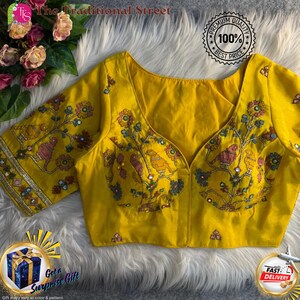 Cuello inspirado en Sabyasachi con motivos de pájaros y trabajo de espejos múltiples. Blusa: Bordado pesado sobre seda Cosmos viscosa suave, talla US 36-40.