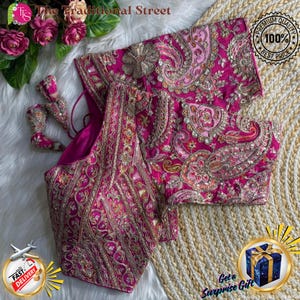 Pode incluir: Uma blusa bordada rosa vibrante e tecido a condizer com intrincados fios de ouro e prata. A roupa tradicional indiana apresenta padrões florais e paisley detalhados. A imagem inclui o texto "The Traditional Street".