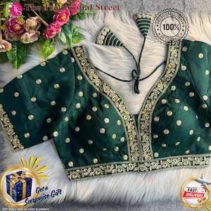 Pode incluir: Uma blusa verde escuro com bordados dourados e bolinhas. A blusa tem decote em V e mangas curtas. A imagem inclui o texto "Premium Quality 100% Best Price" e "Get a Surprise Gift".