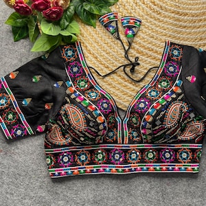 Navratri Festival Bluskläder: Broderi i flera spegelbilder, Gamthi-mönster, storlek US 38-40