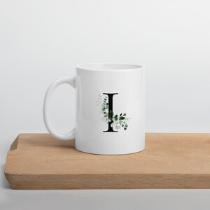 Caneca de chá de café branco com letra inicial floral "I" presente pessoal