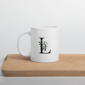 Taza de té de café con leche con letra inicial floral "L" Regalo personal