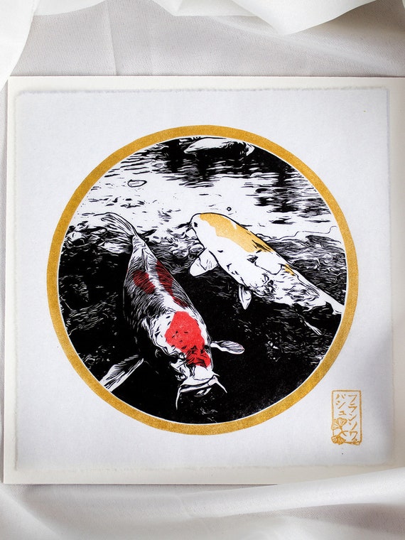 Carpe koi – Linogravure japonaise artisanale – Estampe bleue ou noire – Décoration zen – Tirage d’art limité 21x21 cm
