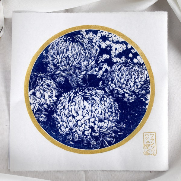 Linogravure fleur Chrysanthèmes Japonais bleue - Décoration Artisanale Unique - Cadeau Amoureux du Japon - 100% Fait Main - 21x21 cm