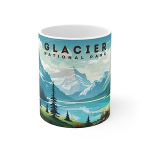 以下が含まれることがあります： Glacier国立公園の風景イラストが描かれた白いセラミックマグ。湖、山、そして「Glacier National Park」の文字がデザインされています。