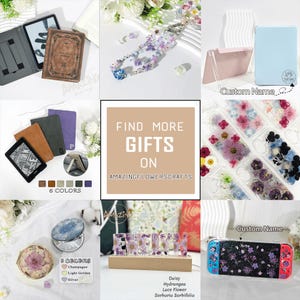 Puede incluir: Un collage de regalos hechos a mano, que incluyen fundas para tel&eacute;fonos con flores prensadas, fundas para Kindle, un llavero, un espejo compacto y una pantalla de nombre floral iluminada. La imagen tambi&eacute;n incluye una funda para Nintendo Switch con un dise&ntilde;o floral. El texto "FIND MORE GIFTS ON AMAZINGFLOWERSCRAFTS" es visible.