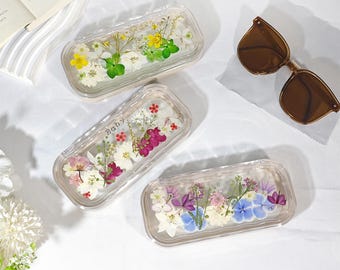 Anpassat glasögonfodral med namninitial och äkta blommor, cool reseask för solglasögon, söt smart glasögonhållare som present till henne, bröllopssouvenirer