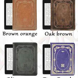 Puede incluir: Cuatro fundas para lectores electr&oacute;nicos en marr&oacute;n anaranjado, marr&oacute;n roble, verde oliva y p&uacute;rpura intenso. Cada funda tiene un marco decorativo y un dise&ntilde;o ovalado central. El texto "Brown orange", "Oak brown", "Olive green" y "Deep Purple" se muestra.