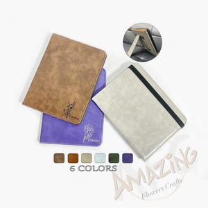 Puede incluir: Tres fundas para tablet personalizadas en marrón, morado y gris con función de soporte. Las fundas tienen un diseño floral y están grabadas con los nombres "Emma" y "Daisy". Las fundas están disponibles en seis colores.