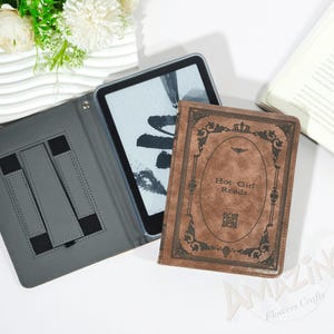 Könnte beinhalten: Ein Set aus drei Keramikbechern mit gesprenkelter, matter Oberfläche. Die Becher sind in Creme-, Hellgrau- und Dunkelgrautönen gehalten. Jeder Becher hat ein schlichtes, minimalistisches Design und einen abgerundeten Henkel.