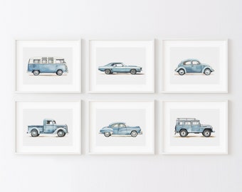 Könnte beinhalten: Satz von sechs gerahmten Aquarell-Illustrationen von blauen Oldtimern, darunter ein Volkswagen-Bus, eine klassische Limousine, ein Pick-up, ein Jeep, ein Sportwagen und ein Käfer.