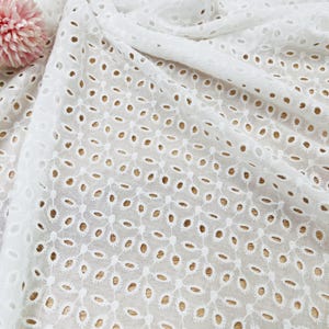 Tela de encaje de algodón blanco roto cortada a medida, tela de flores de algodón con ojales, tela para vestidos de niña, superposición o costura de prendas