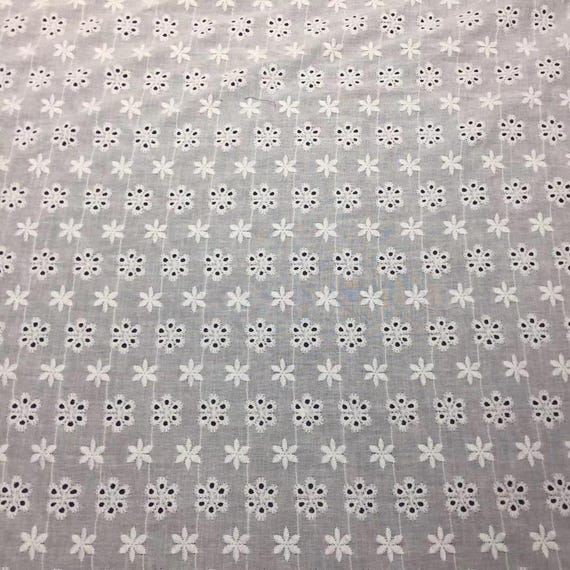 刺繍入りホワイトコットン生地、アイレット刺繍フラワー生地、ドレス 
