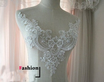Può includere: Applique in pizzo bianco con motivi floreali, perfetta per aggiungere un tocco di eleganza agli abiti da sposa, agli accessori da sposa o ad altri progetti di artigianato.