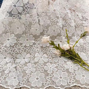Tela ahuecada con hojas y flores en color blanco roto, tela de tul con encaje en color blanco roto, cortada a medida, 51" de ancho