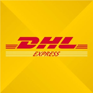 Op de afbeelding: Een geel vierkant met een rood DHL-logo en de tekst "EXPRESS" in wit.