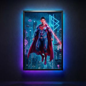 Può includere: Opera d'arte incorniciata con Superman in posa dinamica, ambientata in un paesaggio urbano futuristico. L'opera mostra l'iconico costume di Superman con mantello rosso e accenti blu luminosi. La cornice ha un bordo nero con luce al neon blu e viola.