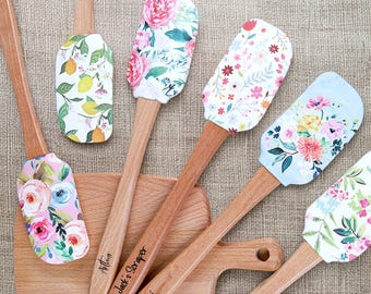 Spatule en silicone gravée personnalisée, outil de cuisine personnalisé avec manche en bois, cadeau de pendaison de crémaillère, cadeau de mariage, spatule personnalisée
