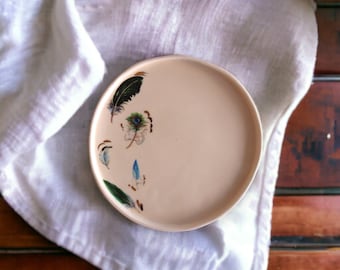 Assiette bohème chic en céramique à motif de plumes de 20 cm (8 po.) - Grès peint à la main, vaisselle éclectique, décoration de table unique, plume de paon