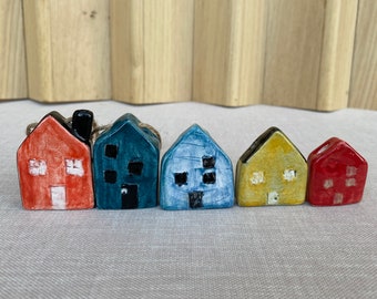 Litet keramikhus - Keramiska miniatyrhus - Mini keramikhus - Tiny House i keramik - Juldekoration - Heminredning - Julklapp - Ornament