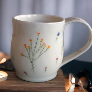 Taza de cerámica con flores silvestres, taza de café de cerámica hecha a mano, taza de té artesanal con diseño floral, taza grande, regalo para amantes del café imagen 1