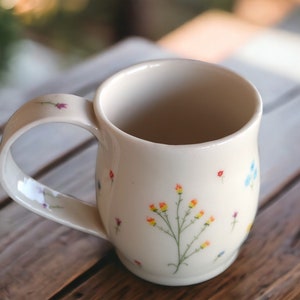 Taza de cerámica con flores silvestres, taza de café de cerámica hecha a mano, taza de té artesanal con diseño floral, taza grande, regalo para amantes del café imagen 6