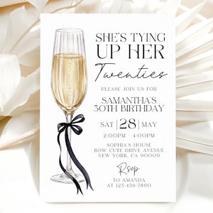 Op de afbeelding: Een witte uitnodigingskaart met de tekst "SHE'S TYING UP HER Twenties" en details voor Samantha's 30e verjaardag. De kaart bevat een illustratie van een champagneglas met een zwarte strik en lint. Het evenement is op 28 mei.