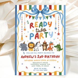 Puede incluir: Una tarjeta de invitación de cumpleaños rectangular con un borde de rayas coloridas, un lazo azul en la parte superior y banderines colgantes. El texto dice READY TWO PARTY, CALLING ALL PARTY ANIMALS TO ANDREW'S 2ND BIRTHDAY, con fecha y lugar.