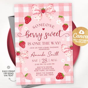 Puede incluir: Una invitación rosa para baby shower con fondo de cuadros y ilustraciones de fresas. El texto dice "Someone berry sweet is one the way!" con detalles del evento y un logo de Canva.