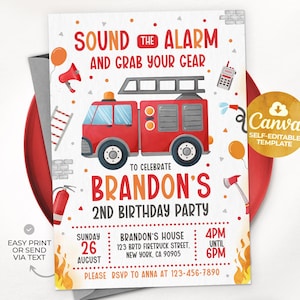 Puede incluir: Una invitación de cumpleaños con una ilustración de un camión de bomberos rojo. El texto dice "Sound the Alarm and Grab Your Gear" y anuncia la fiesta del 2º cumpleaños de Brandon. Incluye fecha, hora, lugar e información de RSVP.