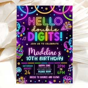 Könnte beinhalten: Neon-rosa, blaue, grüne und gelbe Geburtstagseinladung mit dem Text "Hello Double Digits!" und "Madeline's 10th Birthday". Die Einladung enthält Details zur Party, einschließlich Datum, Uhrzeit und Ort.