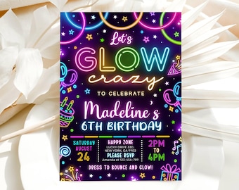 Könnte beinhalten: Neon-leuchtende Geburtstagseinladung, die im Dunkeln leuchtet, mit schwarzem Hintergrund und buntem Neontext, der "Let's Glow Crazy" sagt, um Madeleines 6. Geburtstag zu feiern. Die Einladung enthält Details zur Party, einschließlich Datum, Uhrzeit und Ort.