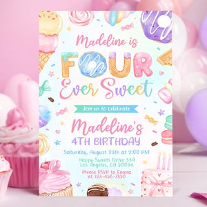 Puede incluir: Una invitación de cumpleaños colorida con un tema dulce. La invitación presenta una ilustración de acuarela de una dona, un cono de helado y otros dulces. El texto de la invitación dice "Madeline is Four Ever Sweet" e incluye detalles para la fiesta de cumpleaños número 4 de Madeline.