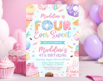 Puede incluir: Una invitación de cumpleaños colorida con un tema dulce. La invitación presenta una ilustración de acuarela de una dona, un cono de helado y otros dulces. El texto de la invitación dice "Madeline is Four Ever Sweet" e incluye detalles para la fiesta de cumpleaños número 4 de Madeline.