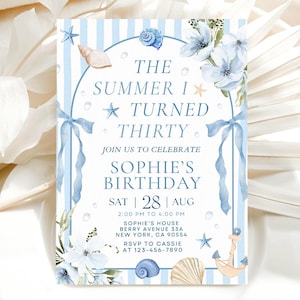 Puede incluir: Una invitación de cumpleaños azul y blanca con el texto "The Summer I Turned Thirty" y "Sophie's Birthday". El diseño incluye flores de acuarela, conchas marinas y un lazo. La fecha es el 28 de agosto.