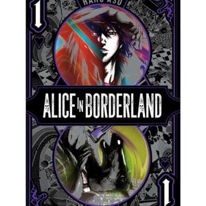 以下が含まれることがあります： 「ALICE in BORDERLAND」のテキストが入ったトランプ。カードは紫と黒の縁取りで、左上と右下に数字の「1」が入っています。カードのデザインには、人物と黒い動物のマンガ風イラストが含まれています。
