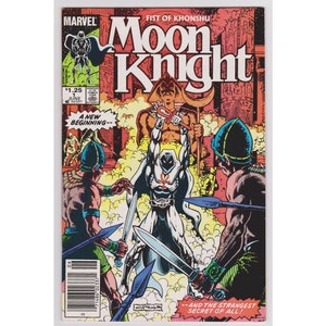 Pode incluir: Uma capa de banda desenhada com Moon Knight, um super-herói com um fato branco e um símbolo de lua crescente no peito. A capa ilustra uma cena dramática de Moon Knight a lutar contra dois inimigos num cenário desértico. O texto da capa diz "Marvel, Punho de Khonshu, Moon Knight, Um novo começo - e o segredo mais estranho de todos!"