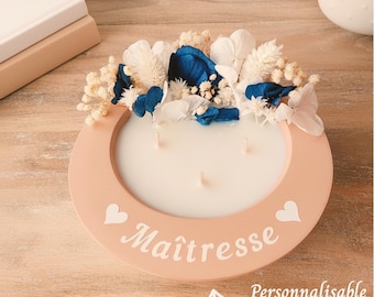 Bougie personnalisée en cire de soja avec des fleurs séchées. Cadeau pour maîtresse et nounou.