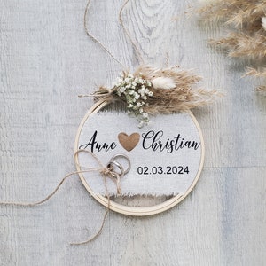 Ringkissen Hochzeit Boho Holz Stickrahmen mit Name/Trockenblumen Familiengeschenk Wanddeko personalisiert Bild 1