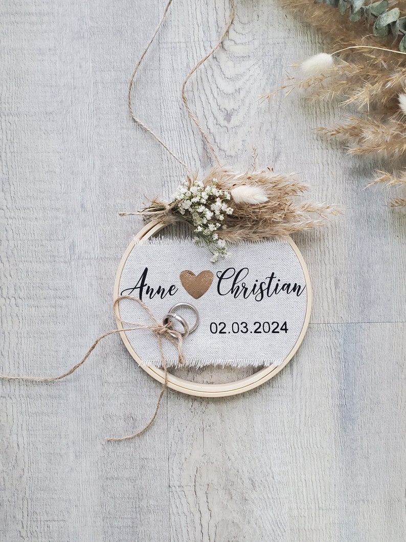 Ringkissen Hochzeit Boho Holz Stickrahmen mit Name/Trockenblumen Familiengeschenk Wanddeko personalisiert Bild 1