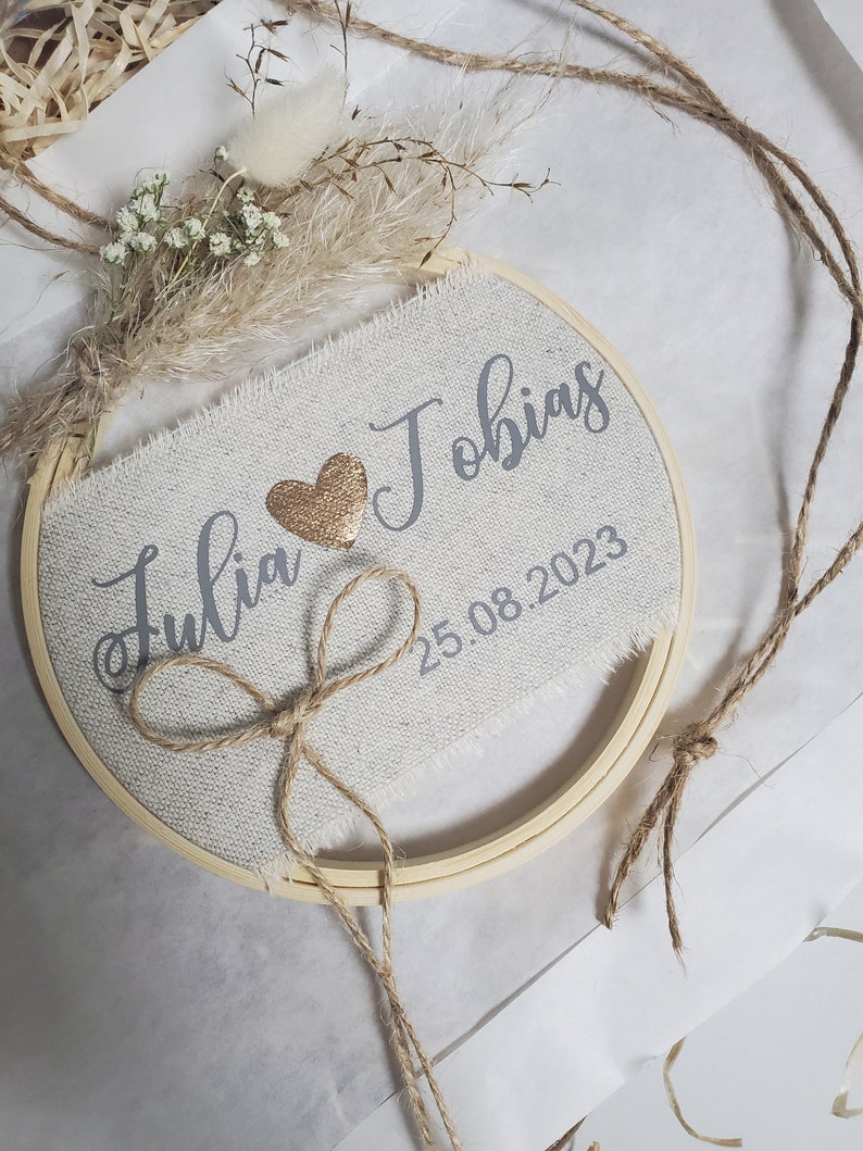 Ringkissen Hochzeit Boho Holz Stickrahmen mit Name/Trockenblumen Familiengeschenk Wanddeko personalisiert Bild 3