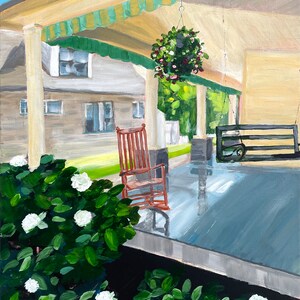 Puede incluir: Una pintura de un porche con una mecedora, una cesta de flores colgante y un columpio. El porche está cubierto con un toldo a rayas y hay arbustos verdes en primer plano.