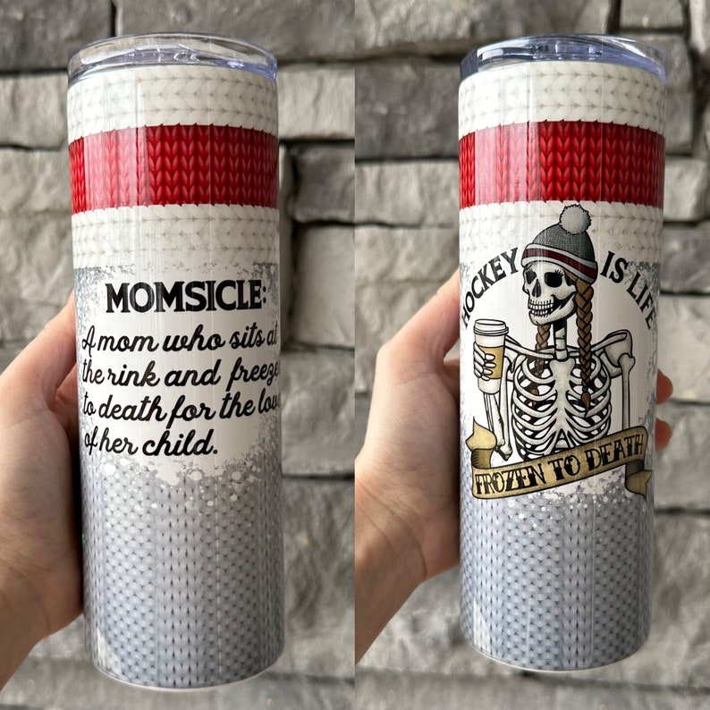 K&ouml;nnte beinhalten: Zwei Edelstahlbecher mit einem wei&szlig;en und roten Strickmuster. Der Becher links tr&auml;gt den Text "MOMSICLE: A mom who sits at the rink and freezes to death for the love of her child." Der Becher rechts zeigt ein Skelett, das einen wei&szlig;en Hut tr&auml;gt und eine Kaffeetasse h&auml;lt. Der Text auf dem Becher lautet "HOCKEY IS LIFE FROZEN TO DEATH."