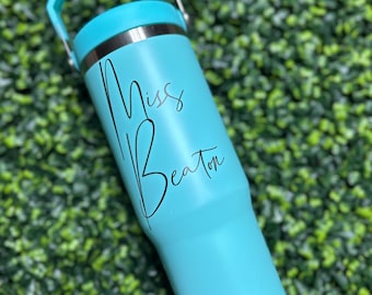 Garrafa de água de 30 onças com nome personalizado | Copos personalizados | Aço inoxidável isolado | Presente perfeito para ele e para ela