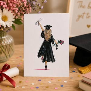 Könnte beinhalten: Eine Grußkarte mit einer Modeillustration eines Absolventen von hinten gesehen, der eine schwarze Kappe und einen Talar trägt, in einer Hand ein Diplom und in der anderen einen Strauß rosa Blumen hält und rosa High Heels trägt.