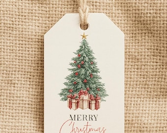 Könnte beinhalten: Ein weißes Geschenk-Etikett mit einer Illustration eines Weihnachtsbaums und dem Schriftzug "MERRY Christmas" in roter Schrift. Der Baum ist grün mit roten Kugeln und einem goldenen Stern. Geschenke befinden sich am Fuß.