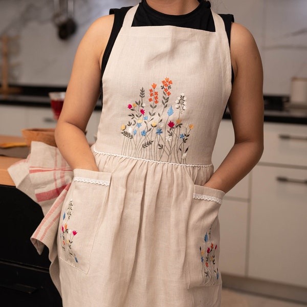 Tablier en lin avec poches et broderie florale sur la poitrine et les poches Tablier chasuble Cadeau d'hôtesse pour elle Cadeau de pendaison de crémaillère pour lui Blanc cassé