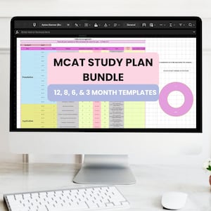 Op de afbeelding: Een computermonitor toont een MCAT Study Plan Bundle met sjablonen voor 12, 8, 6 en 3 maanden. Een wit toetsenbord en muis liggen op een marmeren bureau. Een goudomrand geometrisch kunstwerk hangt aan de muur.