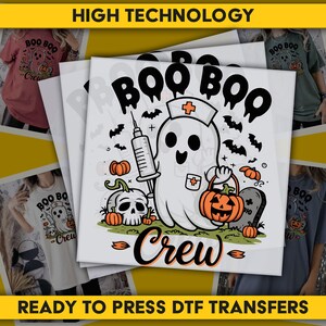 Puede incluir: Transferencias DTF con un fantasma de dibujos animados con gorro de enfermera, sosteniendo una jeringa y una calabaza. El dise&ntilde;o incluye murci&eacute;lagos, calabazas y el texto "BOO BOO Crew". La imagen est&aacute; etiquetada como "HIGH TECHNOLOGY".